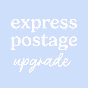 Puede incluir: Fondo azul claro con las palabras "express postage upgrade" en blanco. Las palabras están apiladas verticalmente, con "express" y "postage" en negrita, fuente sans-serif, y "upgrade" en cursiva.