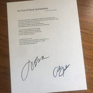 Könnte beinhalten: Ein weißes Blatt Papier mit handgeschriebenen Texten zu dem Song "It's Five O'Clock Somewhere" von Alan Jackson. Die Texte sind von Alan Jackson und einer weiteren Person signiert.