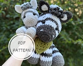 かぎ針編みの座ったシマウマの編みぐるみパターン | サファリ編み