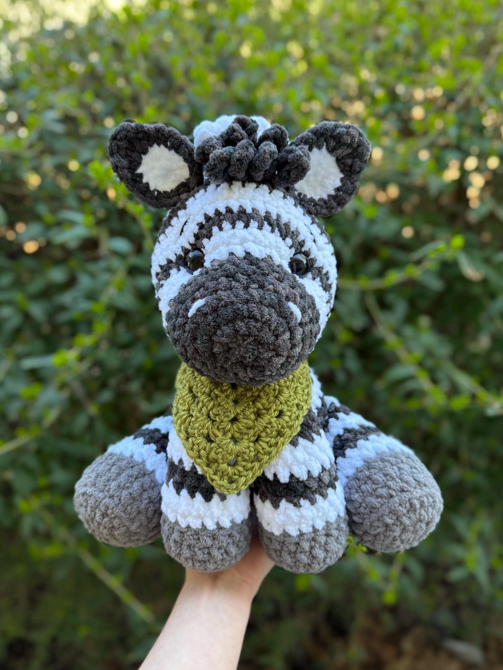 かぎ針編みの座ったシマウマの編みぐるみパターン | サファリ編み