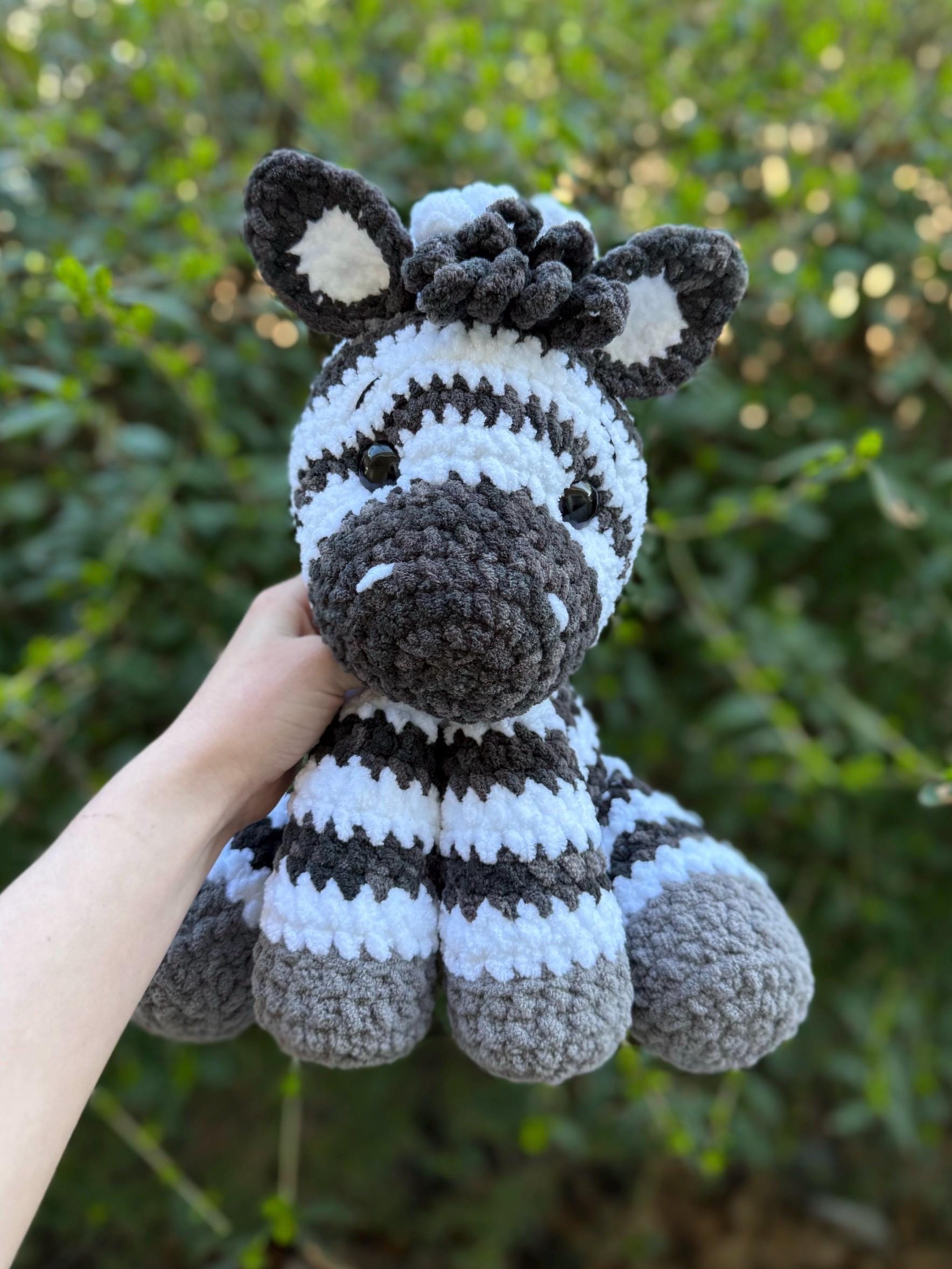 かぎ針編みの座ったシマウマの編みぐるみパターン | サファリ編み