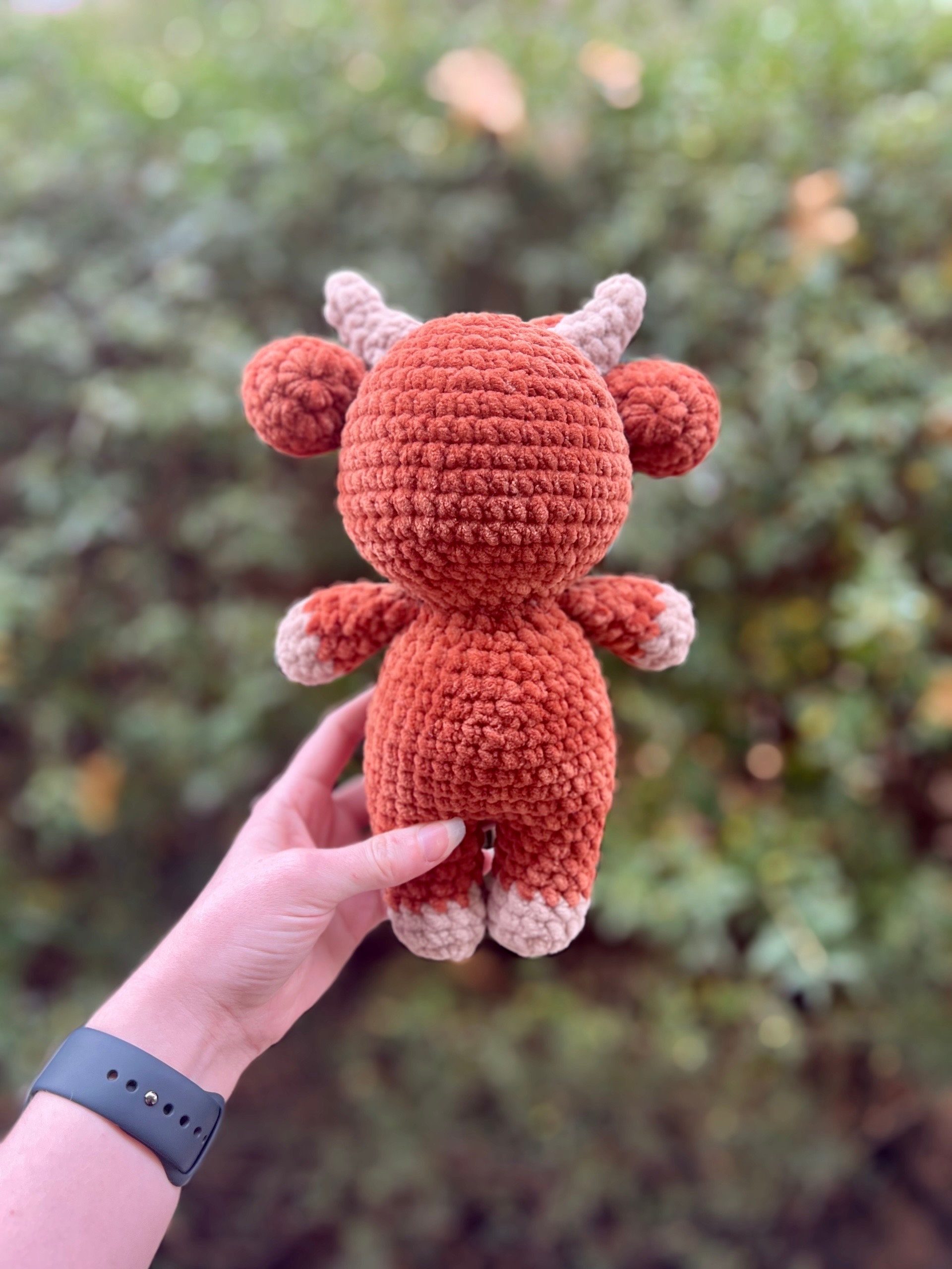 TOYMIS Mucca Highland Positiva All'Uncinetto: Peluche Amigurumi Con Messaggio Incoraggiante, Regalo Di Supporto E Conforto, Giallo Brunastro - 2
