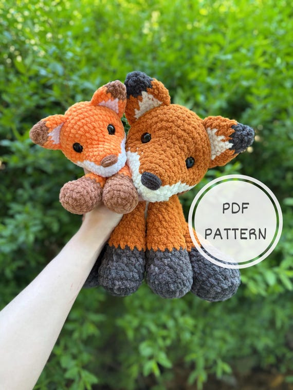 かぎ針編みの座ったキツネの編みぐるみパターン | 森のかぎ針編み