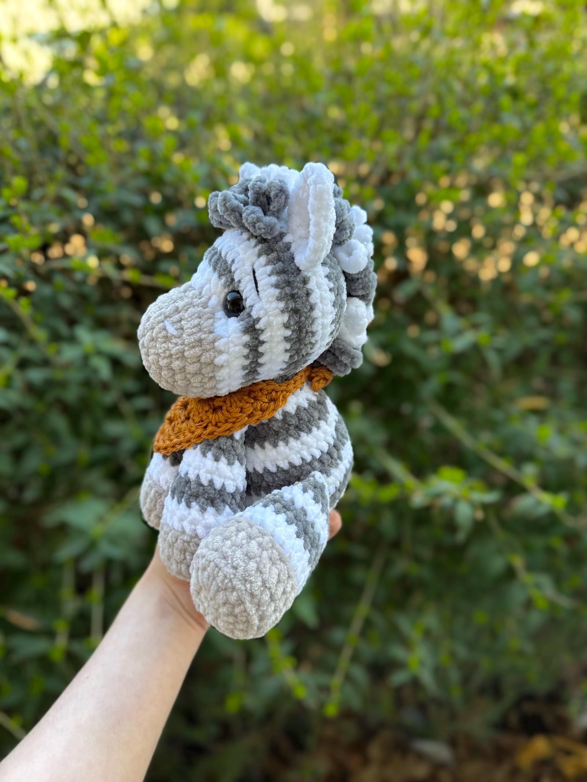 かぎ針編みの座ったシマウマの編みぐるみパターン | サファリ編み