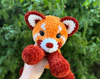 かぎ針編みの座ったレッサーパンダのパターン パンダのあみぐるみ