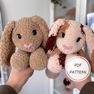 Puede incluir: Dos peluches de conejito de ganchillo hechos a mano. Uno es de color marrón claro liso, el otro es rosa y marrón. Ambos tienen ojos negros y narices rosas. La imagen incluye un gráfico circular con el texto "PDF PATTERN".