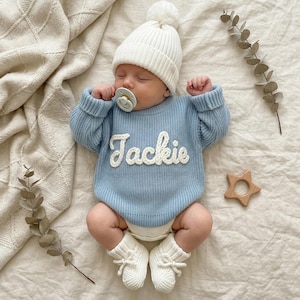 Handbestickter Baby-Pullover mit individuellem Namen: Personalisierter Strickpullover für Kinder & Babys