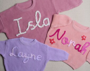 Pull pour bébé avec prénom personnalisé, pull pour bébé personnalisé brodé à la main, joli pull pour bébé fille avec nom, cadeau de baby shower, cadeau de Noël pour bébé