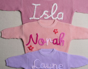 Pull pour bébé avec prénom personnalisé, pull pour bébé personnalisé brodé à la main, joli pull pour bébé fille avec nom, cadeau de baby shower, cadeau de Noël pour bébé