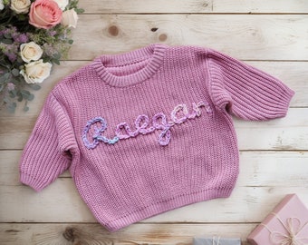 Nom personnalisé pour bébé, pull pour bébé personnalisé brodé à la main, joli pull rose pour bébé, cadeau de baby shower, cadeau d'anniversaire pour bébé