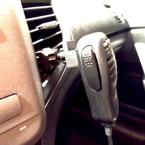Air vent standard mic clip - for mics with the 16mm circle on the back (i.e. Yaesu), secures to the car air vent - Free Shipping!