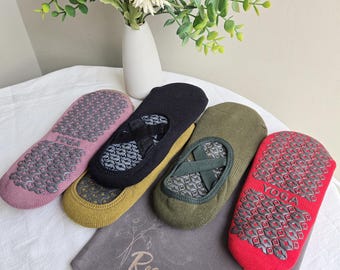 ピラティス、バレエ、自宅でのワークアウトに最適な、女性用ショート丈の滑り止めヨガソックス。サイズはUK4～6.5。