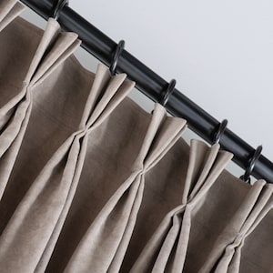 Op maat gemaakte luxe driedubbele Franse geplooide gordijnpanelen voor alle kamers met 35 kleuropties en gratis wereldwijde expresverzending