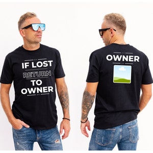 Könnte beinhalten: Schwarzes T-Shirt mit weißem Text, der auf der Vorderseite "IF LOST RETURN TO OWNER" lautet und auf der Rückseite "OWNER" mit einer Grafik einer Landschaft in einem Rahmen.
