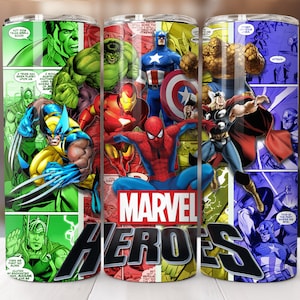 Puede incluir: Tres vasos de acero inoxidable con un diseño de cómic con superhéroes de Marvel. Los vasos están decorados con imágenes de Wolverine, Hulk, Iron Man, Spider-Man, Capitán América, Thor y La Cosa. El texto "MARVEL HEROES" está impreso en los vasos.