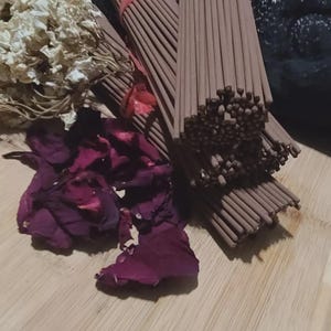 Incienso y conos de Perséfone, ofrenda de la reina del inframundo. Aroma de primavera y sombra. imagen 4