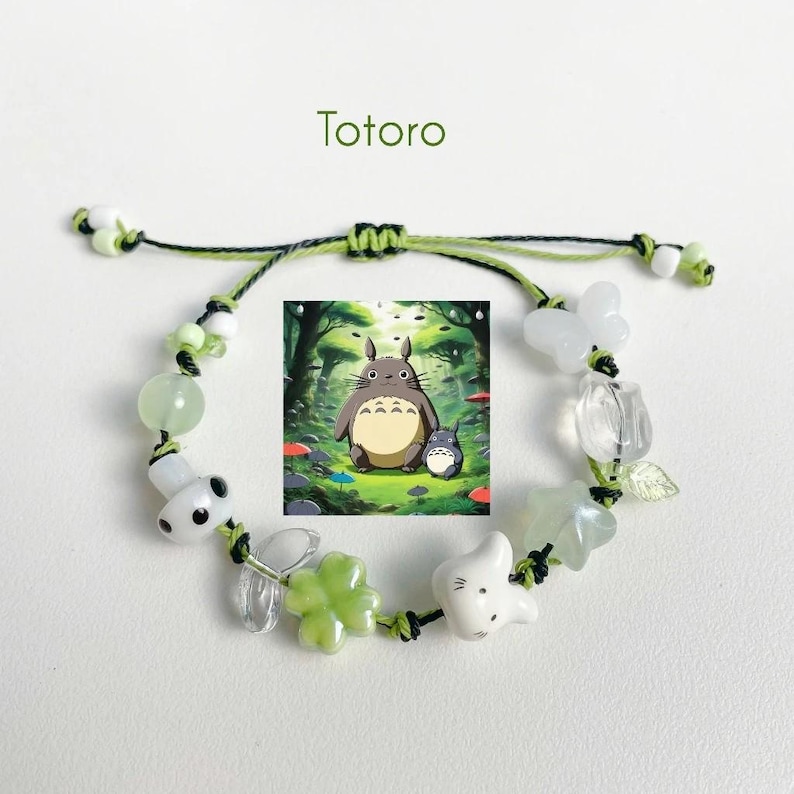 Puede incluir: Un brazalete de charms verde y blanco con un charm de Totoro. El charm representa a Totoro y a un personaje m&aacute;s peque&ntilde;o de la pel&iacute;cula Mi vecino Totoro. El brazalete tambi&eacute;n incluye cuentas verdes y blancas, un charm de mariposa y un charm de hoja.