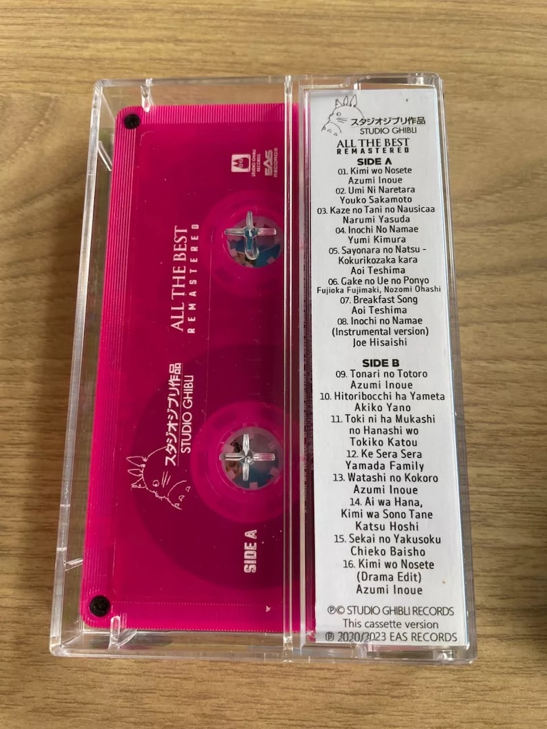 Pu&ograve; includere: Una custodia per cassette rosa con il titolo "All The Best Remastered" e le parole "Studio Ghibli" stampate sul davanti. La custodia presenta un'immagine di Totoro dal film "Il mio vicino Totoro". Il retro della custodia elenca le canzoni sulla cassetta, tra cui "Kimi wo Nosete", "Umi Ni Naretara", "Kaze no Tani no Nausicaa", "Inochi No Namae", "Sayonara no Natsu", "Gake no Ue no Ponyo", "Breakfast Song", "Tonari no Totoro", "Hitoribocchi ha Yameta", "Toki ni ha Mukashi no Hanashi wo", "Ke Sera Sera", "Watashi no Kokoro", "Ai wa Hana, Kimi wa Sono Tane", "Sekai no Yakusoku", "Kimi wo Nosete (Drama Edit)".