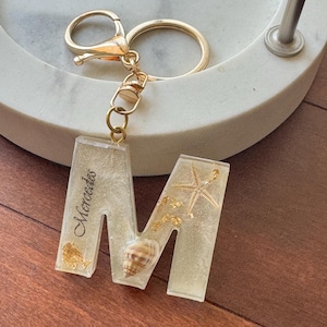 Llavero personalizado, inicial costera, bonito accesorio de resina, arte oceánico minimalista, bolso con dijes, regalo para profesores, Día del Padre, regalo para mejores amigos.