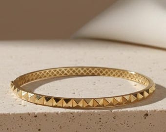14Kゴールドの幾何学模様のバングルブレスレット：ミニマリストな重ね 