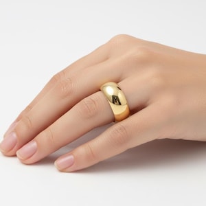 Obrączka ślubna z żółtego złota 14K o średnicy 8 mm z kopułą: polerowana, wygodna w noszeniu
