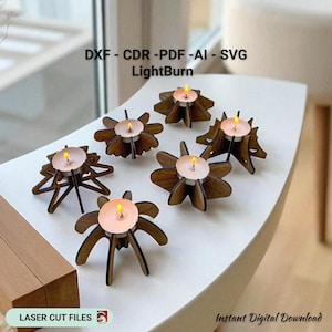 Puede incluir: Seis candelabros de madera con velas encendidas, dispuestos sobre una superficie blanca. Los soportes tienen un diseño en forma de flor. El texto en la imagen dice "DXF - CDR - PDF - AI - SVG LightBurn" y "LASER CUT FILES Instant Digital Download."