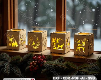 Puede incluir: Cuatro portavelas de madera con escenas invernales cortadas con láser de ciervos y árboles. Cada soporte en forma de cubo tiene una luz cálida y brillante en su interior. Los portavelas se exhiben en un alféizar con un fondo nevado.