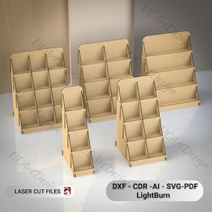 Puede incluir: Una colección de estanterías de madera cortadas con láser en varios tamaños. Cada unidad de estantería presenta múltiples compartimentos, ideales para exhibir artículos pequeños. El color natural de la madera y el diseño simple crean una estética limpia y moderna. La imagen también incluye texto que dice "LASER CUT FILES" y "DXF - CDR - AI - SVG-PDF LightBurn".