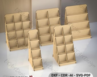 Può includere: Una collezione di scaffali espositivi in legno tagliati al laser in varie dimensioni. Ogni unità scaffale presenta più scomparti, ideali per esporre piccoli oggetti. Il colore naturale del legno e il design semplice creano un'estetica pulita e moderna. L'immagine include anche il testo "LASER CUT FILES" e "DXF - CDR - AI - SVG-PDF LightBurn".