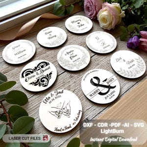 Può includere: Una collezione di sottobicchieri in legno personalizzati con nomi e date, ideali per matrimoni. Ogni sottobicchiere presenta design unici, tra cui elementi floreali e illustrazioni disegnate a mano. I sottobicchieri sono disposti su una superficie di legno, con fiori sullo sfondo.