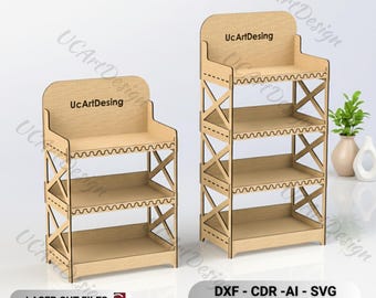 Könnte beinhalten: Zwei hölzerne Ausstellungsregale mit dem Text "UcArtDesing" oben. Die Regale haben eine X-förmige Stützstruktur und drei Regalböden. Das Bild enthält auch den Text "LASER CUT FILES" und "DXF - CDR -AI - SVG LightBurn".