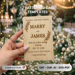 Op de afbeelding: Een houten trouwuitnodigingskaart met de namen "Marry" en "James" gegraveerd. De kaart bevat de datum, tijd en locatie van de bruiloft. De tekst "12 Patterned Card Templates" staat bovenaan. De kaart wordt door een persoon vastgehouden.