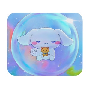 Pode incluir: Um personagem de desenho animado branco com os olhos fechados e bochechas cor-de-rosa está segurando um pequeno urso de pelúcia marrom com uma gravata borboleta azul. O personagem está dentro de uma grande bolha azul iridescente sobre um fundo estrelado azul e roxo.