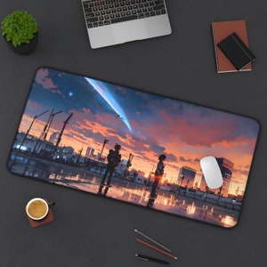 Può includere: Un'illustrazione colorata in stile anime di due figure in piedi in una città al tramonto. Una grande cometa attraversa il cielo. L'illustrazione è stampata su un tappetino per mouse nero.