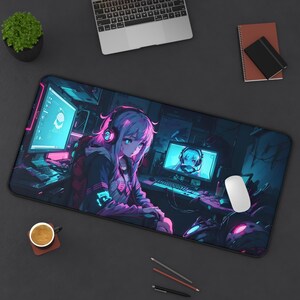Op de afbeelding: Een zwarte en blauwe gaming muismat met een kleurrijk anime-personage dat een koptelefoon draagt en een roze en blauwe outfit. Het personage zit voor een computerscherm met een toetsenbord en muis. De muismat heeft een donkere achtergrond met een neon-gloed.
