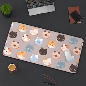 Puede incluir: Una alfombrilla de ratón rosa claro con un patrón repetitivo de gatos de dibujos animados en varios colores y poses. El texto "Meow!" se repite en todo el diseño.