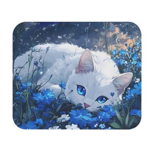 Puede incluir: Un gato blanco con ojos azules yace en un campo de flores azules. El pelaje del gato es suave y esponjoso, y sus ojos son brillantes y alertas. Las flores están en plena floración, y el fondo es de un azul suave.