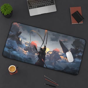 Puede incluir: Un ratón de ordenador negro y blanco con una ilustración de fantasía de un guerrero luchando en las nubes. El guerrero lleva un atuendo negro y rojo y sostiene una espada. El fondo es un cielo azul oscuro con nubes y un sol rojo.