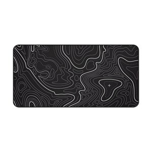 Puede incluir: Alfombrilla de ratón de diseño topográfico en blanco y negro. El diseño presenta líneas blancas sobre un fondo negro.