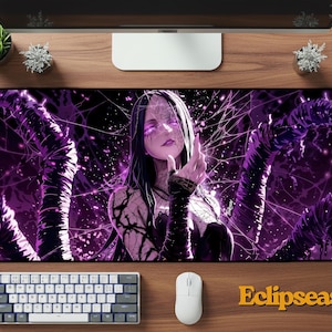 Op de afbeelding: Een groot, rechthoekig muismat met een fantasie-illustratie van een vrouw met paarse ogen en een donkere esthetiek. Het ontwerp bevat paarse tentakels en webachtige patronen. Het woord "Eclipseas" staat rechtsonder.