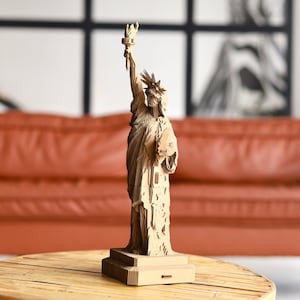 Estatua de la Libertad en cartón 3D / Escultura ecológica DIY / 176 piezas / 15x5x4 in (39x13x11 cm) de CARTONIC