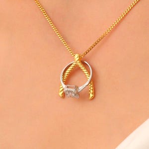 Collar porta anillos con forma de espoleta retorcida: regalo para enfermeras y médicos.