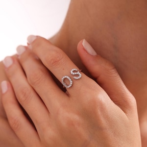 Anillo con inicial doble • Anillo con letra personalizada • Anillos de pareja • Anillo para madres • Regalo para ella • Anillo delicado • Regalo para mamá • Regalo para el Día de la Madre