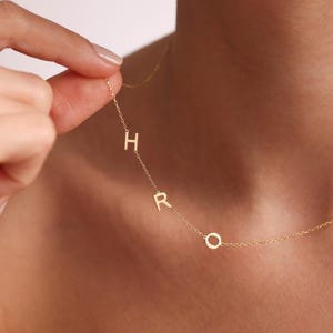 Collar con inicial de 14 quilates, collar con inicial lateral de 14 quilates, collar con letra personalizada, joyería personalizada, regalo para ella, collar de oro auténtico