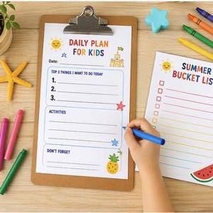 Puede incluir: Un portapapeles de madera con una hoja de "Plan Diario para Ni&ntilde;os" y una hoja de "Lista de Deseos de Verano", junto con crayones coloridos, decoraciones en forma de estrella y una peque&ntilde;a planta en maceta. Una mano sostiene un bol&iacute;grafo azul, escribiendo en la lista.