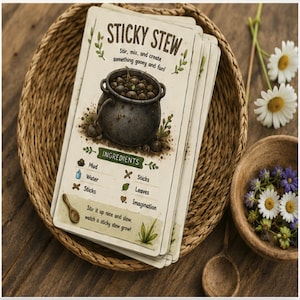 Puede incluir: Una tarjeta rectangular titulada Sticky Stew con una ilustraci&oacute;n de un caldero oscuro lleno de contenido marr&oacute;n. La tarjeta enumera ingredientes como barro, agua, palos, hojas e imaginaci&oacute;n, con instrucciones para remover y crear algo pegajoso.