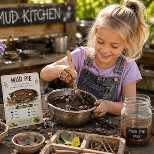 Puede incluir: Un ni&ntilde;o con camiseta lavanda y peto vaquero remueve barro en un cuenco de metal con una cuchara de madera. Un cartel dice MUD PIE, enumerando ingredientes como barro, agua, hojas, palos y flores. Un frasco de cristal tiene la etiqueta MUD PIE MIX.