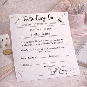 Puede incluir: Un certificado de papel blanco titulado Tooth Fairy Inc. Official Lost Tooth Certificate con texto negro, una silueta de hada e ilustraciones de estrellas. Incluye líneas en blanco para el nombre del niño, número de diente, fecha y firma.