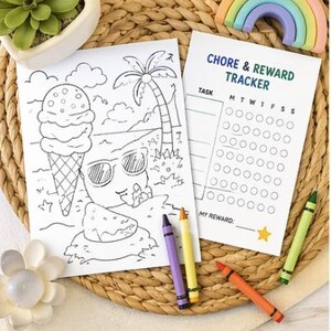 Puede incluir: Dos hojas de papel blancas con dibujos lineales negros y texto, junto con crayones de colores. Una hoja es una p&aacute;gina para colorear con un helado y una escena de playa. La otra hoja es un rastreador de tareas y recompensas.