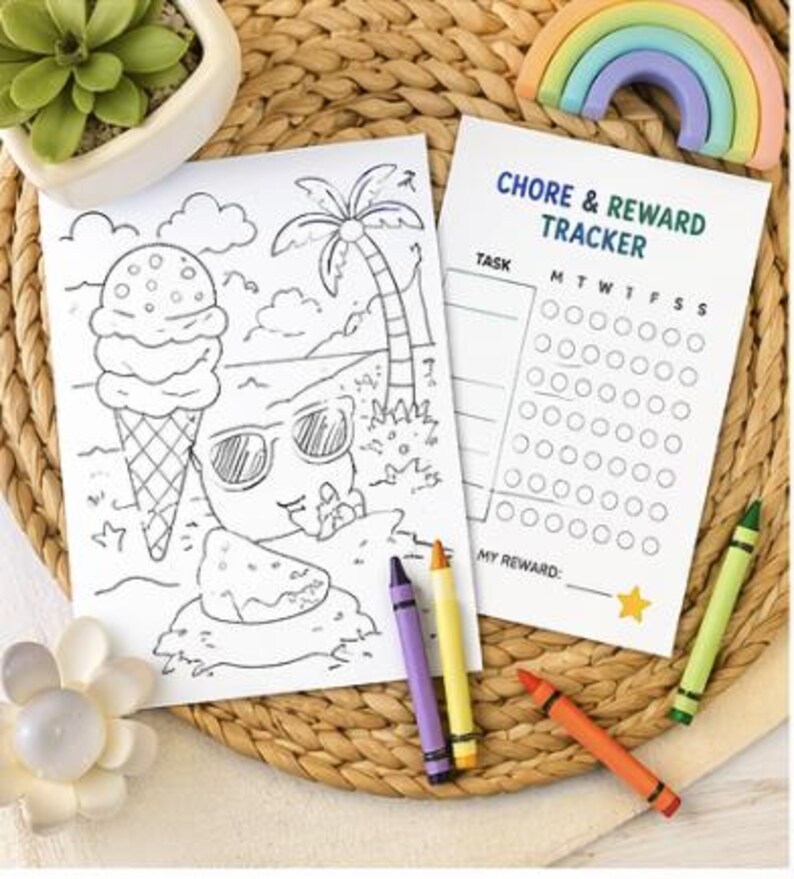 Puede incluir: Dos hojas de papel blancas con dibujos lineales negros y texto, junto con crayones de colores. Una hoja es una p&aacute;gina para colorear con un helado y una escena de playa. La otra hoja es un rastreador de tareas y recompensas.